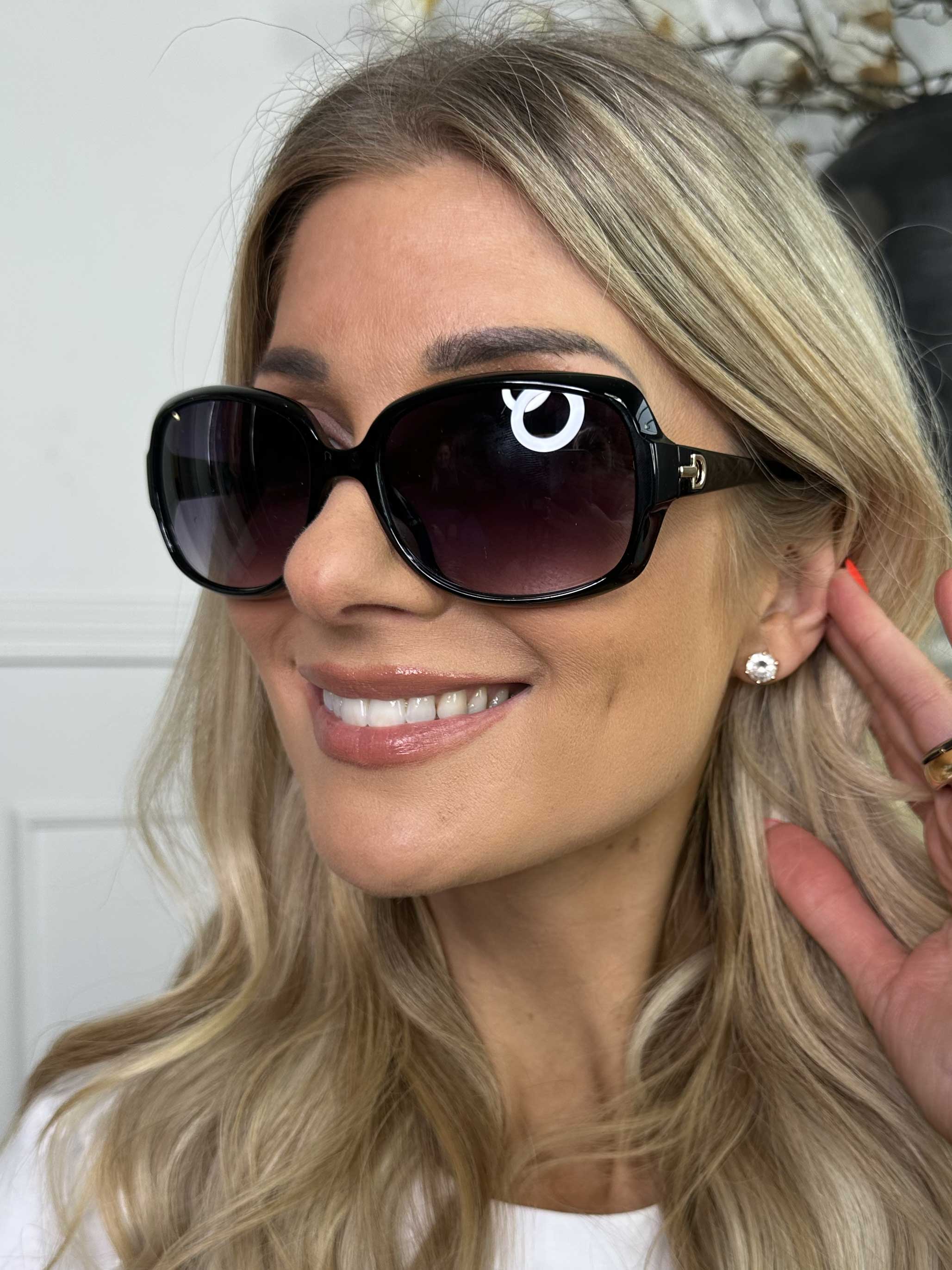 Frida - Solbriller med smal stel og lille guld detalje